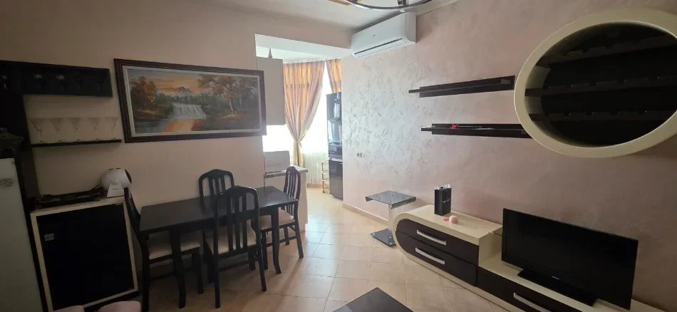 Tirane, jepet me qera apartament 1+1 Kati 4, 65 m² 400 € (Fresku)
