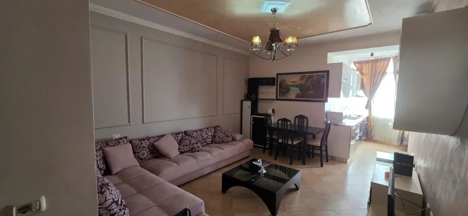 Tirane, jepet me qera apartament 1+1 Kati 4, 65 m² 400 € (Fresku)