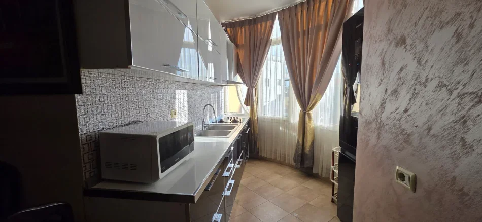 Tirane, jepet me qera apartament 1+1 Kati 4, 65 m² 400 € (Fresku)