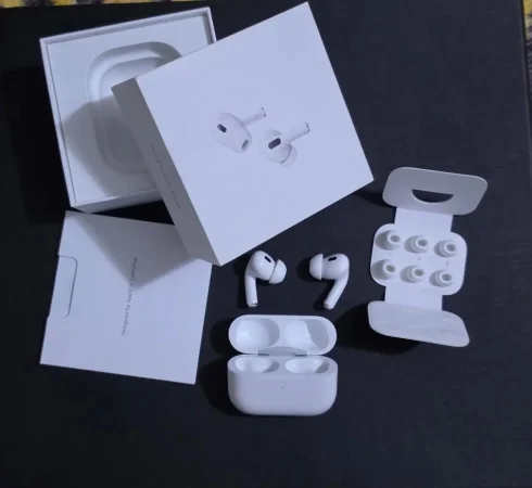 Tirane, shes AirPods 2 pro me bllokim zhurme pak te perdorura