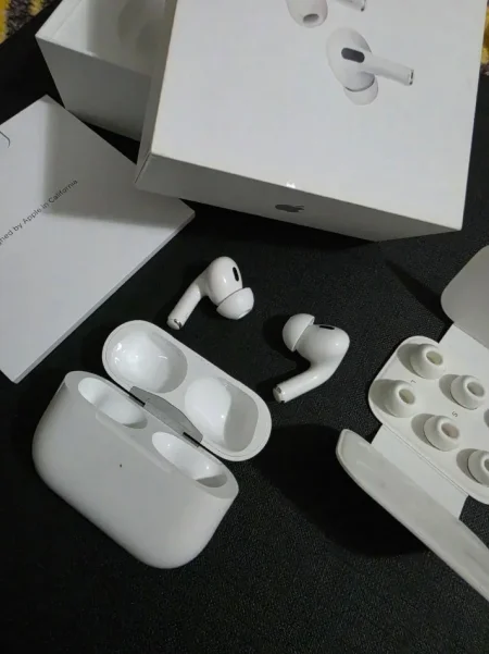 Tirane, shes AirPods 2 pro me bllokim zhurme pak te perdorura