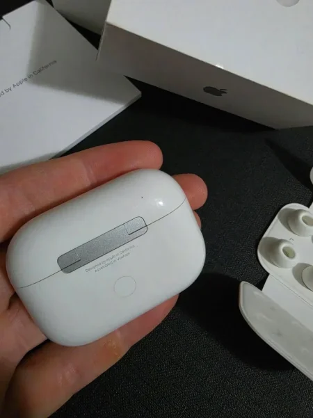 Tirane, shes AirPods 2 pro me bllokim zhurme pak te perdorura