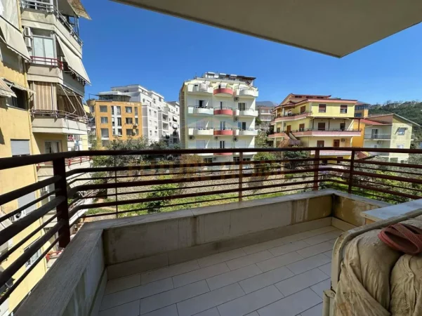 Tirane, jepet me qera apartament 1+1 Kati 3, 70 m² 380 € (FRESK)