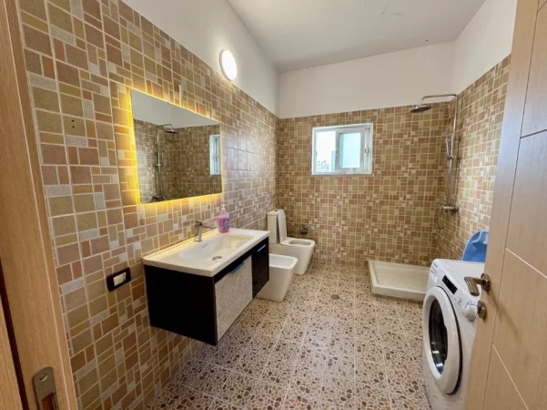 Durres, jepet me qera shtepi 4+1+Ballkon Kati 2, 132 m² 500 € (Rruga Toefik Skilja)