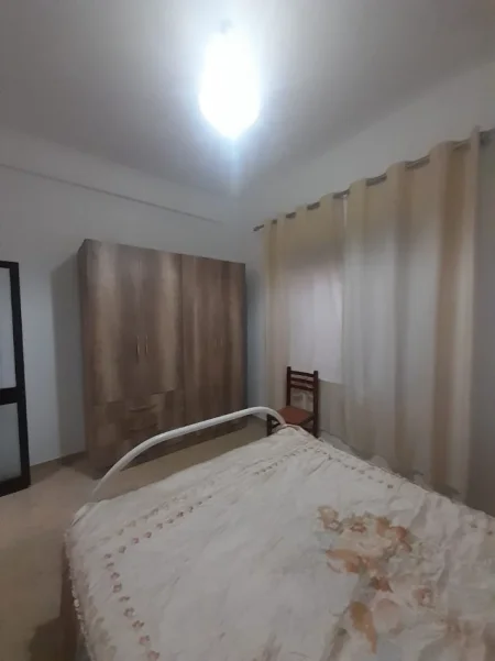 Tirane, jepet me qera Banesë 1+1 Kati 1, 60 m², Çmimi 30.000 Lekë të Reja,(Rruga Petrela, Stacioni i Trenit, Tiranë.)