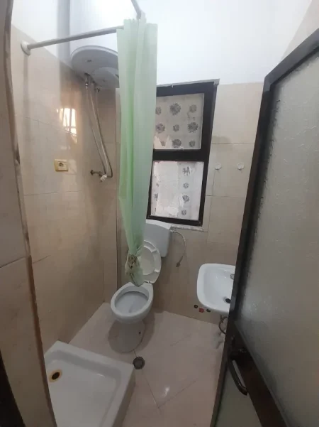 Tirane, jepet me qera Banesë 1+1 Kati 1, 60 m², Çmimi 30.000 Lekë të Reja,(Rruga Petrela, Stacioni i Trenit, Tiranë.)