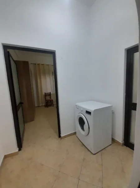 Tirane, jepet me qera Banesë 1+1 Kati 1, 60 m², Çmimi 30.000 Lekë të Reja,(Rruga Petrela, Stacioni i Trenit, Tiranë.)