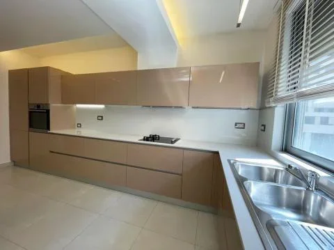 Shqiperi, jepet me qera apartament 3+1 Kati 6, 140 m² 1.500 € 
