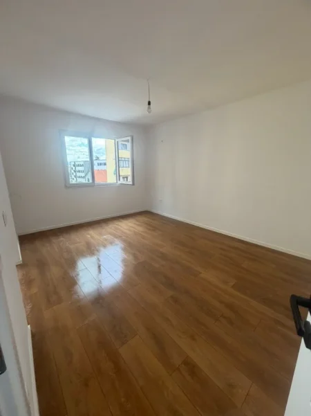 Tirane, shitet apartament 1+1 , (Porcelan)