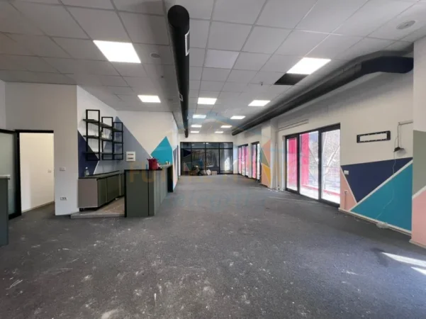 Tirane, jepet me qera zyre Kati 1, 173 m² 2.200 € (FARMACIA 10)