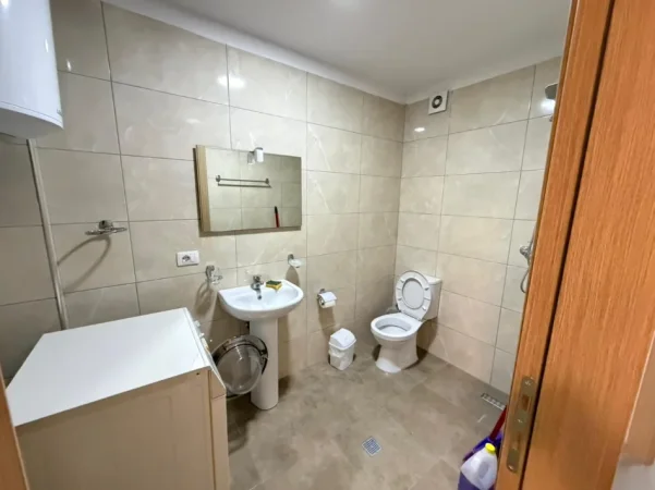 Tirane, jepet me qera apartament 3+1 Kati 2, 500 € 