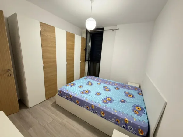 Tirane, jepet me qera apartament 3+1 Kati 2, 500 € 