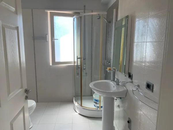Tirane, jepet me qera apartament 1+1+Ballkon Kati 4, 79 m² 400 € 
