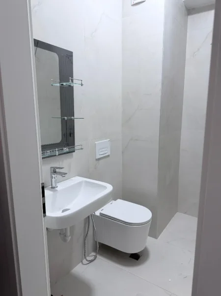 Tirane, jepet me qera apartament 1+1+Ballkon Kati 5, 49 m² .