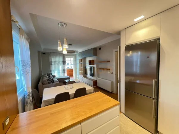 Tirane, jepet me qera apartament 3+1 Kati 6, 155 m² 1.500 € (Komuna e Parisit)