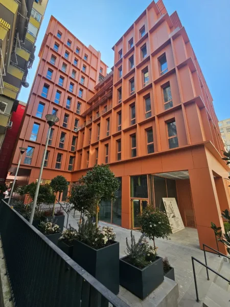 Tirane, jepet me qera ambjent biznesi Kati 0, 50 m² 2.000 € (Blloku)