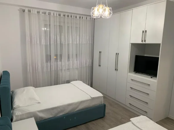 Tirane, jepet me qera apartament 1+1+Ballkon Kati 4, 80 m² 550 € 