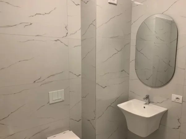 Tirane, jepet me qera apartament 1+1+Ballkon Kati 4, 80 m² 550 € 