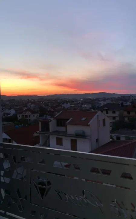 Tirane, jepet me qera apartament 1+1+Ballkon Kati 4, 80 m² 550 € 