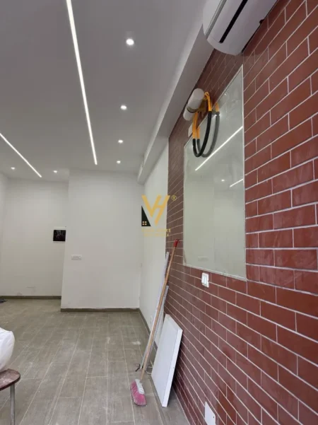 Tirane, shitet dyqan Kati 0, 26 m² 105.000 € (KOMUNA E PARISIT)