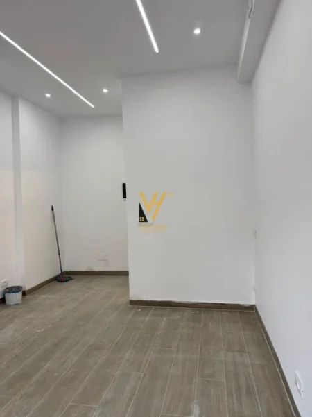 Tirane, shitet dyqan Kati 0, 26 m² 105.000 € (KOMUNA E PARISIT)