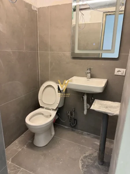 Tirane, shitet dyqan Kati 0, 26 m² 105.000 € (KOMUNA E PARISIT)