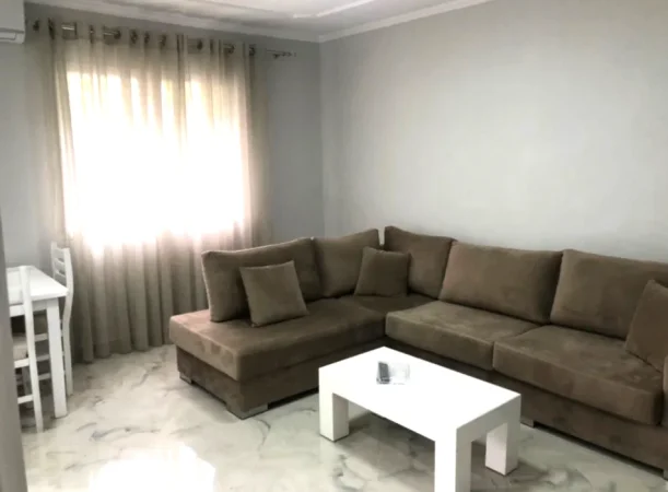 Jepet me Qera Apartament 1+1 ne Xhamllik,  450 Euro