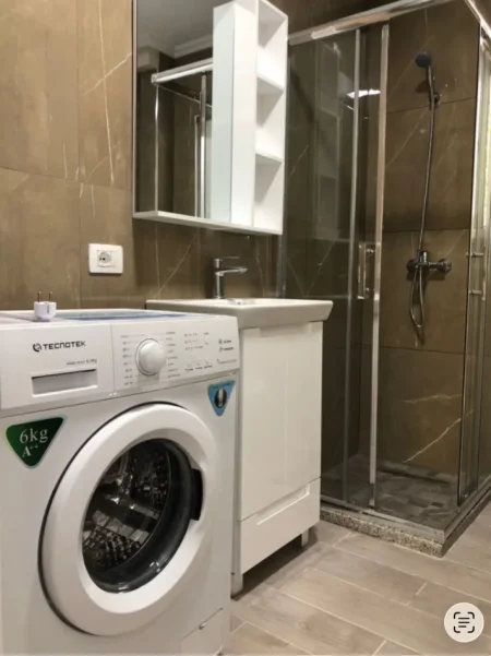 Jepet me Qera Apartament 1+1 ne Xhamllik,  450 Euro