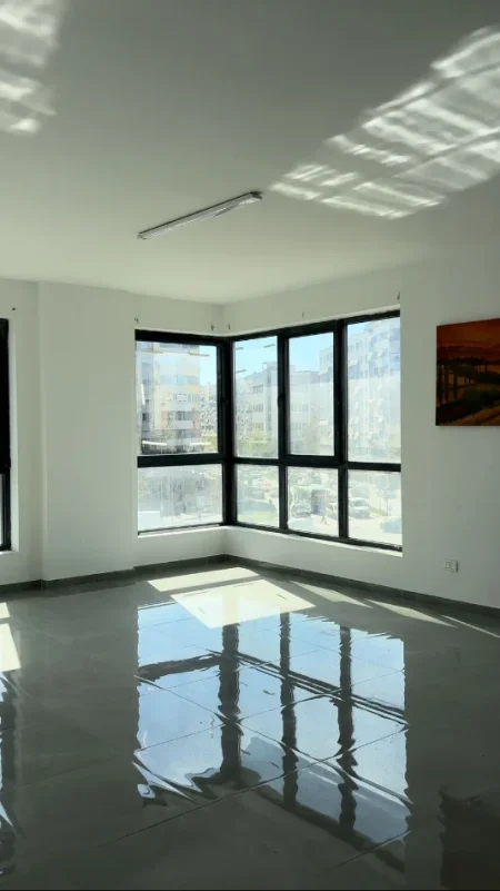 Tirane, jepet me qera ambjent biznesi Kati 2, 115 m² 800 € (Teodor Keko)