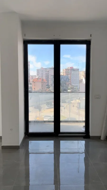 Tirane, jepet me qera ambjent biznesi Kati 2, 115 m² 800 € (Teodor Keko)