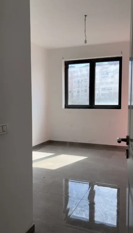 Tirane, jepet me qera ambjent biznesi Kati 2, 115 m² 800 € (Teodor Keko)