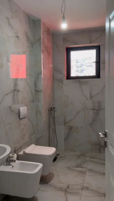 Tirane, jepet me qera ambjent biznesi Kati 2, 115 m² 800 € (Teodor Keko)