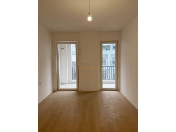 Tirane, shitet apartament 1+1 Kati 3, 101 m² 110.000 € (Kombinat)