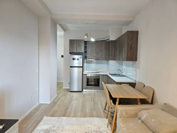 Tirane, jepet me qera apartament 1+1+Ballkon Kati 3, 63 m² 600 € (21 DHJETORI)