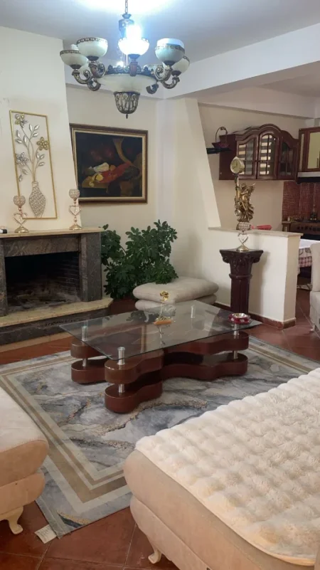 Tirane, jepet me qera Vile 2+1+Ballkon Kati 2, 150 m² 600 € (Ali Demi/Shkolla Kushtrimi i Lirise)