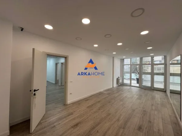 Tirane, jepet me qera ambjent biznesi Kati 2, 270 m² 4.000 € 