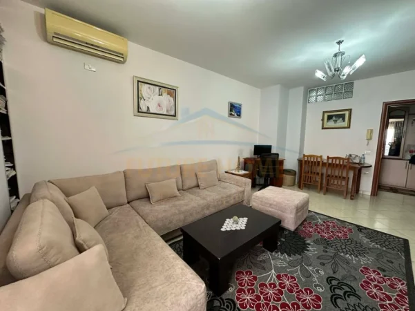 Tirane, jepet me qera apartament 1+1+Ballkon Kati 3, 70 m² 380 € (FRESK)