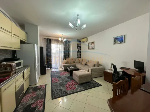 Tirane, jepet me qera apartament 1+1+Ballkon Kati 3, 70 m² 380 € (FRESK)