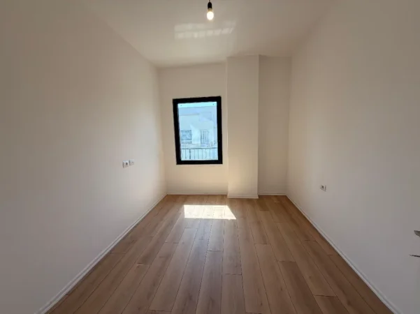 Tirane, jepet me qera zyre Kati 2, 107 m² 1.000 € (Rruga e Barrikadave)