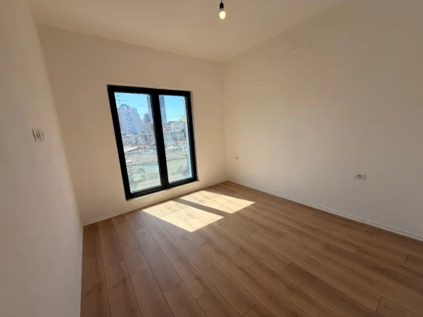 Tirane, jepet me qera zyre Kati 2, 107 m² 1.000 € (Rruga e Barrikadave)