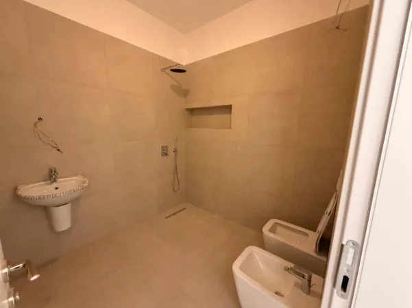 Tirane, jepet me qera zyre Kati 2, 107 m² 1.000 € (Rruga e Barrikadave)