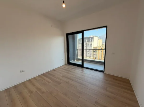 Tirane, jepet me qera zyre Kati 8, 68 m² 800 € (Rruga e Barrikadave)