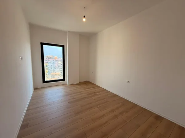 Tirane, jepet me qera zyre Kati 8, 68 m² 800 € (Rruga e Barrikadave)