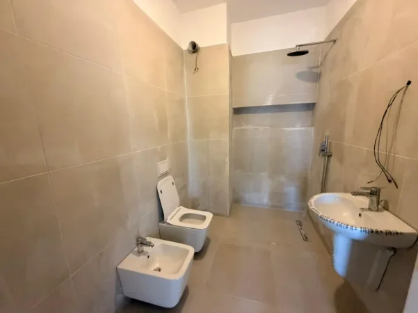 Tirane, jepet me qera zyre Kati 8, 68 m² 800 € (Rruga e Barrikadave)