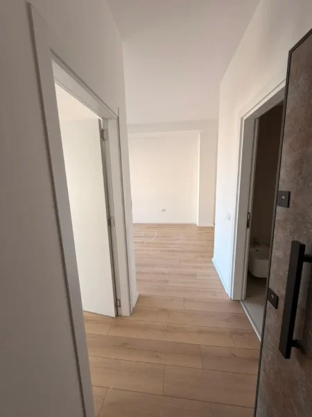 Tirane, jepet me qera zyre Kati 5, 66 m² 700 € (Rruga e Barrikadave)