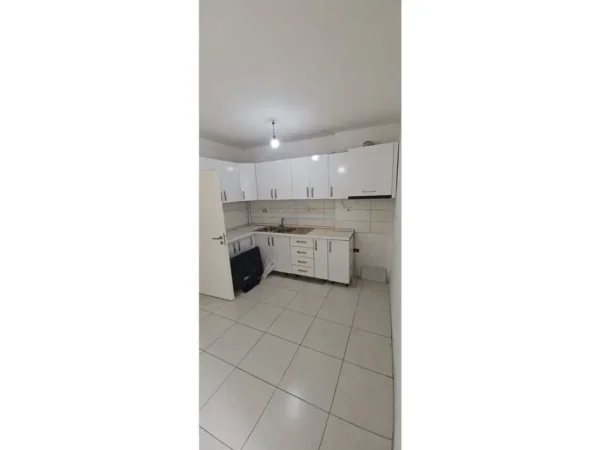 Tirane, jepet me qera apartament 3+1 Kati 2, 67 m² 400 € (Xhamlliku)