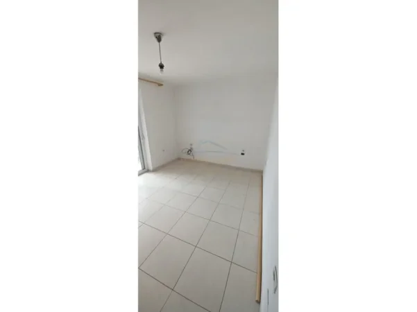 Tirane, jepet me qera apartament 3+1 Kati 2, 67 m² 400 € (Xhamlliku)