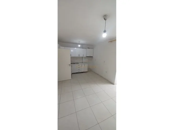 Tirane, jepet me qera apartament 3+1 Kati 2, 67 m² 400 € (Xhamlliku)