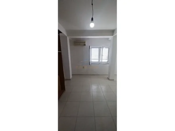 Tirane, jepet me qera apartament 3+1 Kati 2, 67 m² 400 € (Xhamlliku)