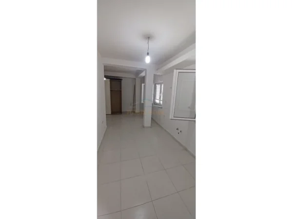Tirane, jepet me qera apartament 3+1 Kati 2, 67 m² 400 € (Xhamlliku)